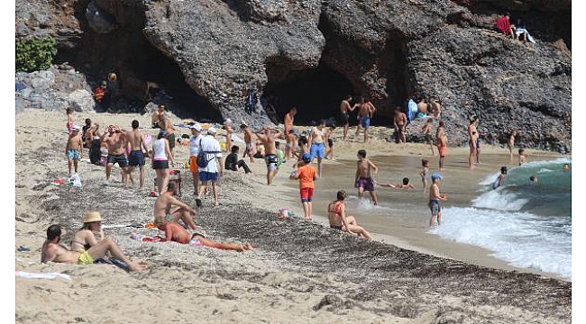 Alanya'da sahiller cıvıl cıvıl