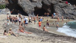 Alanya'da sahiller cıvıl cıvıl