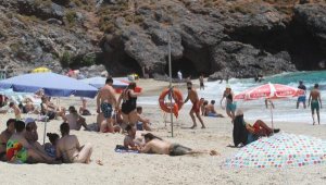 Alanya'nın Kleopatra Plajı cıvıl cıvıl