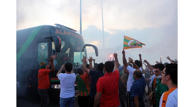 Alanyaspor'a meşaleli karşılama