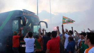Alanyaspor'a meşaleli karşılama