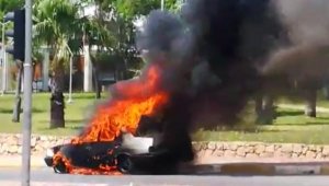 Alev topuna dönüp, yokuş aşağı giden otomobil korkuttu