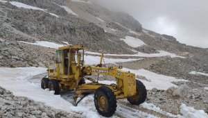 Antalya Akseki'de haziranda karla mücadele