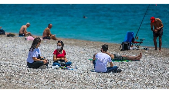 Antalya sahilinde, sosyal mesafeli kalabalık
