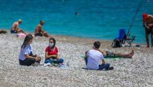 Antalya sahilinde, sosyal mesafeli kalabalık