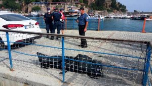 Antalya'da, denizde erkek cesedi bulundu