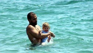 Antalya'da sıcaktan bunalan denize koştu