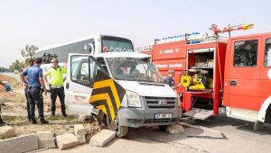 Antalya'da yolcu otobüsüyle servis minibüsü çarpıştı: 1 ölü - Yeniden