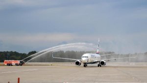Antalya'ya gelen ilk uçak, su takıyla karşılandı