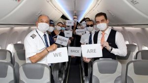 Antalya'ya gelen ilk uçak, su takıyla karşılandı