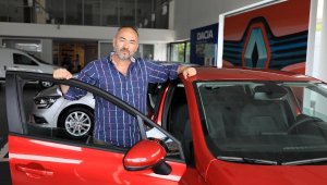 Araç almak isteyenler banka ve noterlerde kuyruk oluşturdu