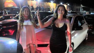 Araç partisinde sosyal mesafeli eğlence