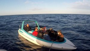 Arızalanan teknedeki 14 kaçak göçmen kurtarıldı