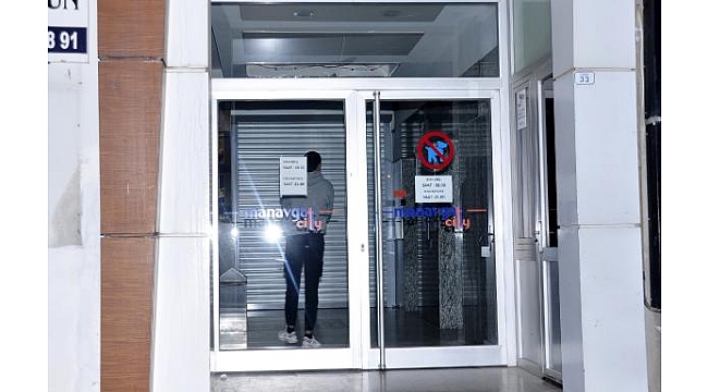 AVM'de mahsur kaldı