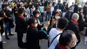 Avukatlar da sosyal mesafe kuralına uymadı