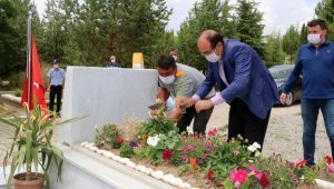 Babalar Günü'nde şehitlik ziyareti