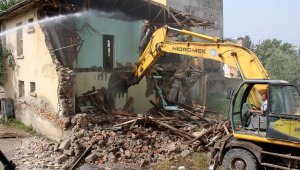 Balbey'de metruk bina yıkıldı