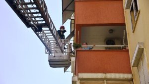 Balkonda mahsur kalan anne ile kızını itfaiye kurtardı