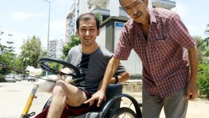 Bisikletiyle gezen engelliyi köpek ısırdı