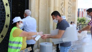 Büyükşehir, cuma namazı için 7 bin seccade alttığı dağıttı