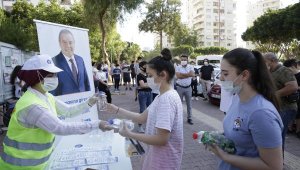 Büyükşehir, LGS öncesi öğrencilere maske, su ve kalem dağıttı