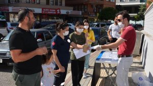 Büyükşehir, YKS sınavı öncesi su, maske ve kalem dağıttı