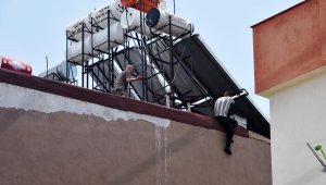 Çatıda intihara kalkıştı, arandığı belirlenince gözaltına alındı