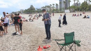 Denizde bulunan paketlerden at nalı, mermer ve kâğıt parçaları çıktı