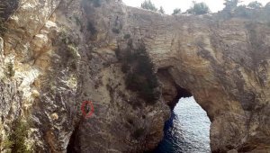 Denize atlamak için çıktığı kayalıkta mahsur kalan genci, itfaiye kurtardı