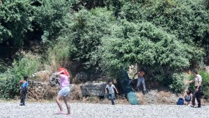Denize giren 18 yaş ve altı çocukları, bekçiler uyardı