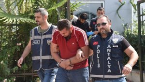 Dolandırdıkları yaşlı kadının elini öpüp 850 bin TL'sini almışlar