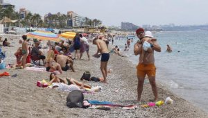 Dünyaca ünlü sahilde, sosyal mesafeli deniz keyfi