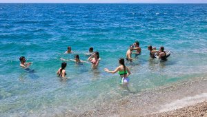 Dünyaca ünlü sahilde sosyal mesafeli yoğunluk