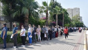 Duruşmalar başlayınca adliye önünde kuyruk oluştu