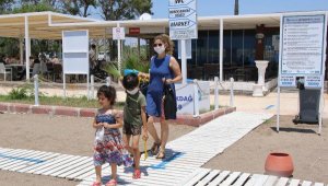 Ekdağ Lara Plajı'nda tedbirli deniz keyfi