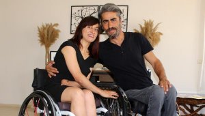 Engelli çift, pandemide dans antrenmanlarını salonlarına taşıdı