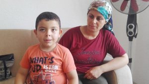 Eşi evi terk edince 1'i otizmli 3 çocuğuyla kaldı