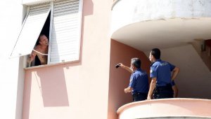 Eşyaları pencereden sokağa attı, polis eve kapıyı koçbaşıyla kırarak girdi