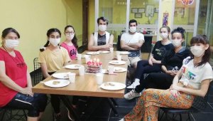 Fiziki mesafeli doğum günü kutlaması