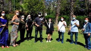 Flüt orkestrası online çalıştı