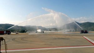 Gazipaşa- Alanya Havalimanı'na inen ilk uçağa su takıyla karşılama