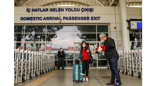 Hava yolu ile gelen ilk yolculara taksicilerden çiçekli karşılama