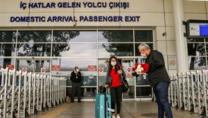 Hava yolu ile gelen ilk yolculara taksicilerden çiçekli karşılama