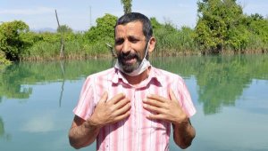 Her gün oğlunun boğulduğu yere gelip, gözyaşı döküyor