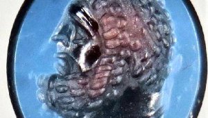 Herakles büstünün yer aldığı yüzük taşı, çamurundan arındı