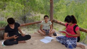 İnternet çekmeyince eğitimlerini Toroslarda kurdukları çardakta yapıyorlar