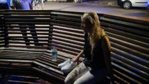 Irmakta intihara kalkışan kadını, suya atlayıp kurtardı