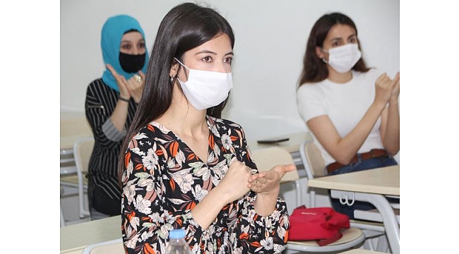 İşaret diliyle Babalar Günü'nü kutladılar