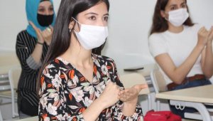 İşaret diliyle Babalar Günü'nü kutladılar