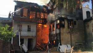 Kaleiçi'nde 3 katlı tarihi ahşap bina yandı